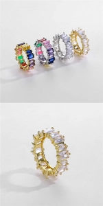 Detailaufnahme von Eternity-Ringen mit Zirkonia im Smaragdschliff in Gold und Silber