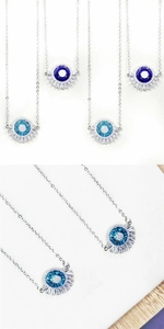 Détail de colliers œil porte-bonheur avec chaînes en argent et pierres en verre bleu et zircon