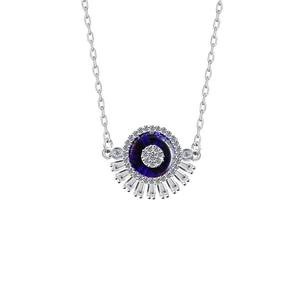 Détail du pendentif œil bleu avec cristaux taille baguette sur une chaîne en argent