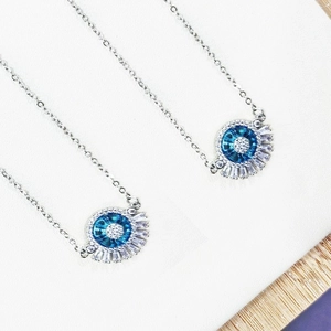 Collier mauvais œil en argent avec gemme bleue et pendentif à halo de zircon
