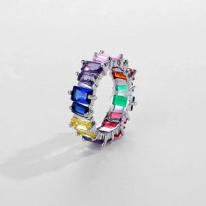 Eternity-Ring mit bunten Zirkonia im Rechteckschliff auf silbernem Band, weiße Basis