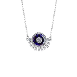 Collier mauvais œil en argent avec pierre bleue et zircons étincelants sur fond blanc