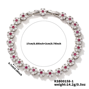 Detalle de la pulsera floral de circonitas con piedras rojas y banda de plata de 17 cm
