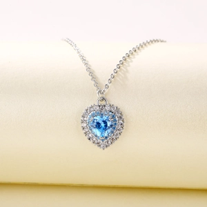 Elegante silberne Halskette mit blauem Herzanhänger und funkelnden Diamanten