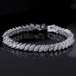 Elegante bracciale con diamanti taglio marquise in argento con riflesso a specchio