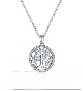 Détail du pendentif arbre de vie en zircons de 1,7 cm et sa chaîne de 45 cm de long