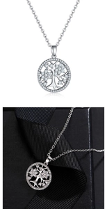 Vue macro du pendentif Arbre de Vie avec cristaux de zircon blancs sur chaîne fine