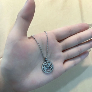 Collier arbre de vie en argent avec pendentif rond serti de zircons sur une fine chaîne