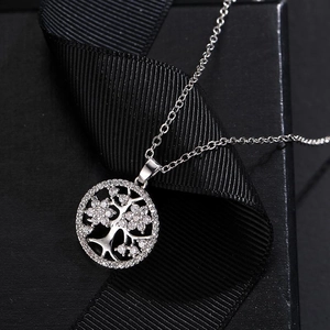 Collier Arbre de Vie en argent avec zircons brillants sur ruban de satin noir chic