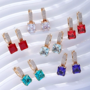 Détails de boucles d'oreilles aux pierres carrées colorées et zircons blancs sertis