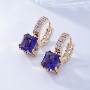 Boucles d'oreilles dorées carrées cristal violet avec pavé de zircons blancs