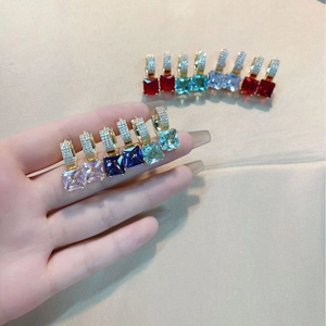 Boucles d'oreilles dorées avec pendentifs carrés en zircon coloré et détails pavés