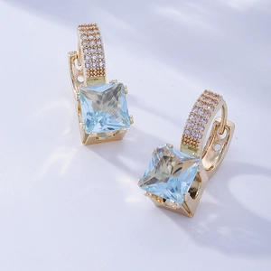 Boucles d'oreilles carrées en pierre bleu clair avec base en or 18 carats et pavé de diamants