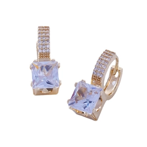 Boucles d'oreilles dorées avec zircon carré et cristaux micro-pave sur fond blanc