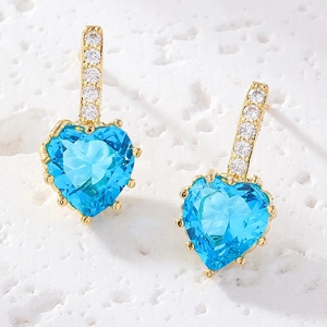 Boucles d'oreilles cœur dorées avec zircons bleus vibrants et détails étincelants