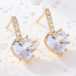 Boucles d'oreilles cœur de luxe avec zircons clairs et sertissage pavé doré
