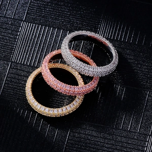 Ensemble de trois bagues empilables en or, or rose et argent avec pavage complet de zircons