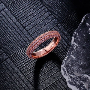 Bague d'éternité luxueuse en or rose avec quatre rangées de zircons cubiques roses brillants
