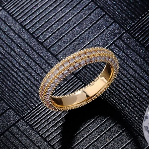 Bague luxueuse plaquée or avec trois rangées de zircons brillants de style hip-hop chic