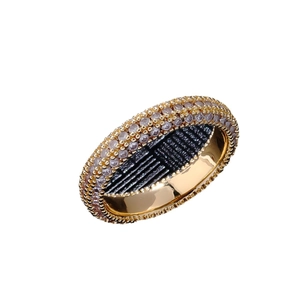 Bague plaquée or avec quatre rangées de zircones et texture intérieure quadrillée noire