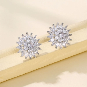 Détail de boucles d'oreilles fleurs étoilées avec zircons scintillants en argent