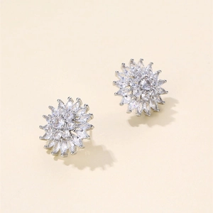 Gros plan sur des boucles d'oreilles tournesol en argent avec oxydes de zirconium