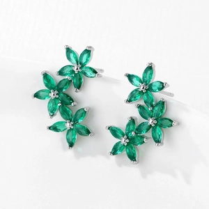 Détail de boucles d'oreilles feuille d'érable avec pierres marquises vertes et argent