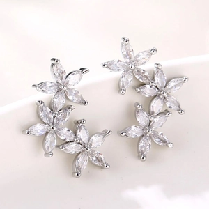 Boucles d'oreilles fleurs élégantes en zircone cubique marquise sur monture argent