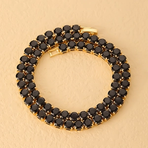 Detail einer zweireihigen Gold-Tennis-Kette mit schwarzen Zirkonia und Verschluss