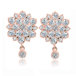 Détails des boucles d'oreilles fleurs or rose serties de pierres de zircone brillantes