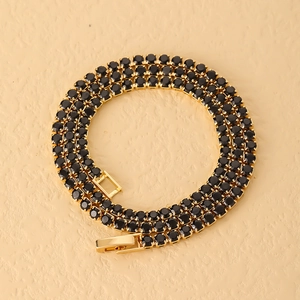 Detail einer vergoldeten Tennis-Kette mit quadratisch geschliffenen schwarzen Zirkonia