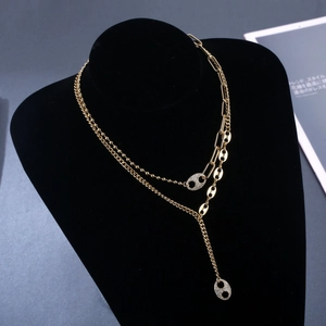 Vue détaillée du collier doré multicouche avec maillons grain de café et cristaux brillants