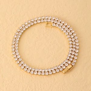 Nahaufnahme der zweireihigen goldenen Tenniskette mit Zirkonia-Pavé und Klappverschluss