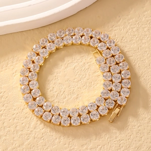 Detail der vergoldeten Tenniskette mit Zirkoniasteinen und sicherem Steckverschluss