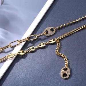 Détail du collier grain de café doré serti de cristaux pavés pour un style chic urbain