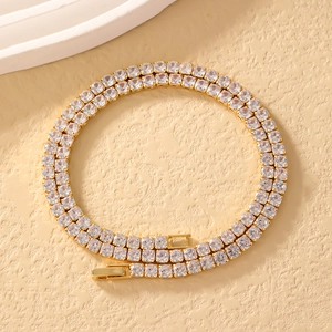 Detailansicht der goldenen Tenniskette mit quadratischen Zirkonia und Kastenverschluss