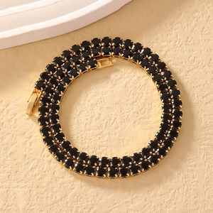 Nahaufnahme der zweireihigen schwarzen Zirkon-Tenniskette mit Goldfinish und Kastenverschluss