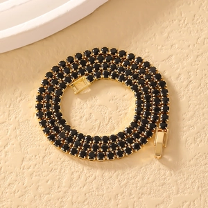 Makroaufnahme der goldenen Tenniskette mit schwarzen Zirkonia und Klappverschluss