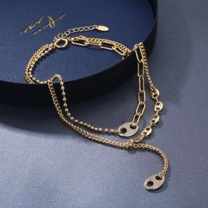 Collier doré à trois rangs avec chaînes à maillons et pendentifs grains de café en zircon