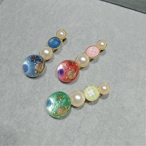 Lot de trois barrettes planètes avec motif Saturne doré et perles blanches nacrées