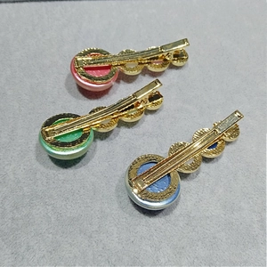 Vue détaillée de l'arrière de barrettes dorées avec des anneaux en résine colorés
