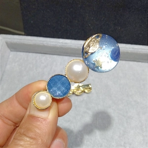 Pince à cheveux ciel étoilé avec perles blanches et charme planète bleue sur base dorée