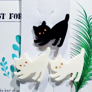 Süßes Set mit Katzen-Haarklammern in Schwarz und Cremeweiß aus minimalistischem Acryl