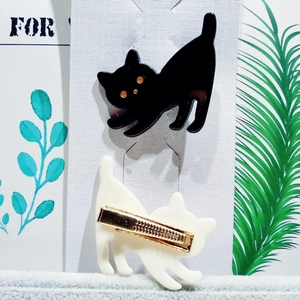 Süße Katzen-Haarspangen im Set in Schwarz und Weiß auf einer Displaykarte