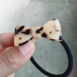 Detail of Korean leopard print resin bow hair tie with high elastic black rubber band