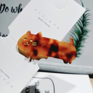 Detail of tortoiseshell cat hair clip made of acetate fiber on brand card