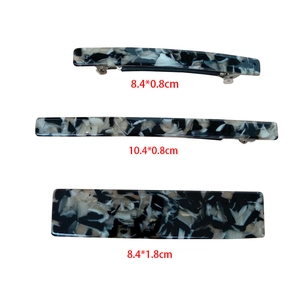 Detailed size comparison of three marble pattern hair clips with dimensions in centimeters