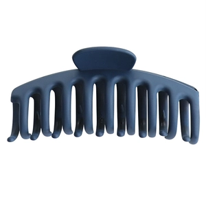 Pince à cheveux mate bleu marine au design minimaliste courbé pour fixation de coiffure