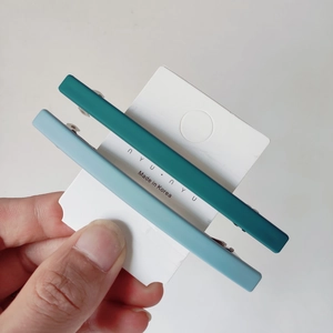 Lot de deux barrettes à cheveux mates de 10cm en vert foncé et bleu gris sur carte