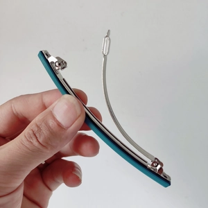 Détails du mécanisme à ressort en métal argenté d'une pince à cheveux bleu paon de 10cm